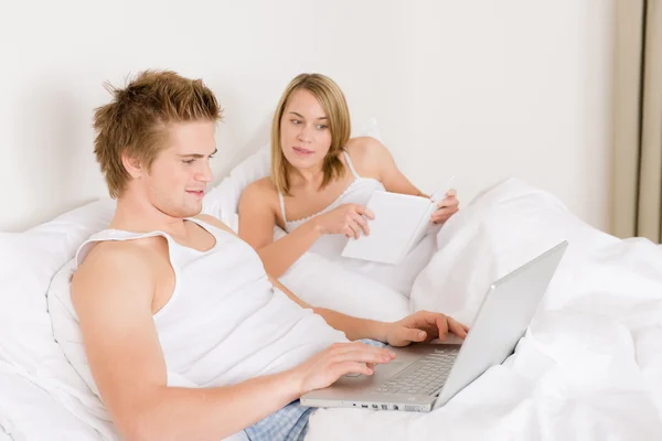 Bedroom Young Couple Laptop Book White Bed — Stock Photo, Image