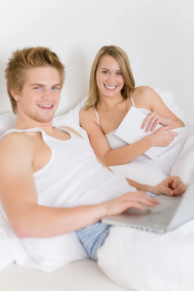 Chambre Coucher Jeune Couple Avec Ordinateur Portable Livre Dans Lit — Photo