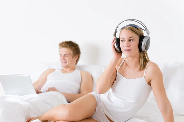 Young Couple Relax Bed Music Laptop Together — Stock Photo, Image