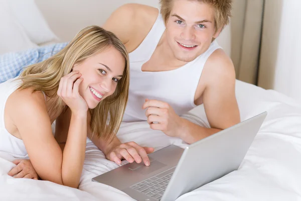 Junges Paar Entspannt Sich Mit Laptop Bett — Stockfoto
