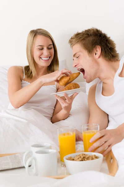 Медовый завтрак в роскошном отеле - пара в постели — стоковое фото