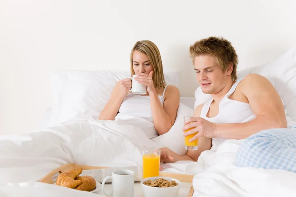 豪华酒店的蜜月早餐 夫妇在一起的白色床上 — 图库照片