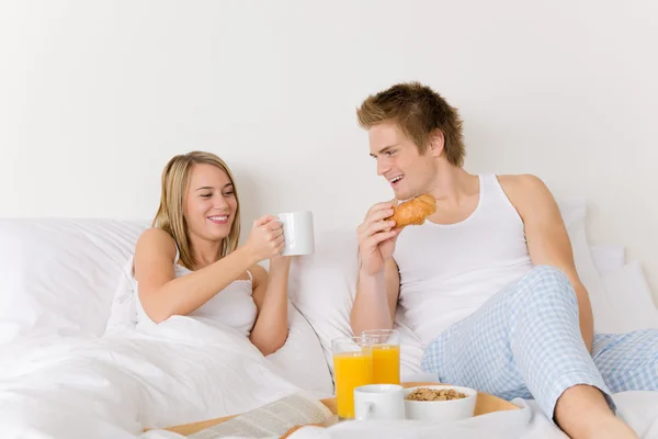 Hotel de luxo lua de mel café da manhã - casal na cama — Fotografia de Stock