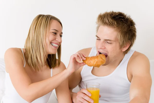 Desayuno Feliz Pareja Joven Comiendo Croissant Juntos —  Fotos de Stock