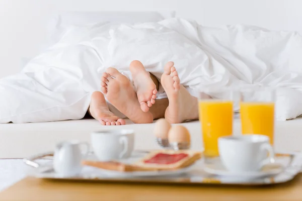 Luxus Hotel Flitterwochen Frühstück Paar Weißen Bett Zusammen — Stockfoto