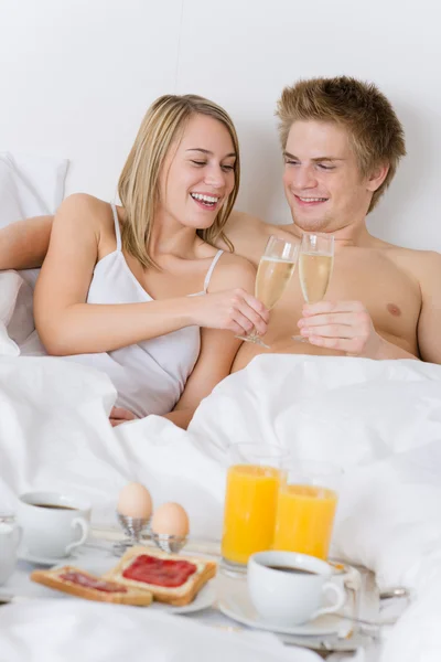 Lüks Otel Balayı Kahvaltı Çift Beyaz Yatakta Birlikte — Stok fotoğraf