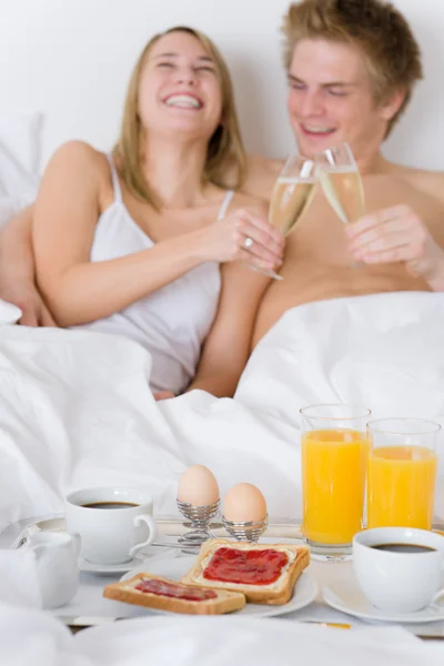 Lüks Otel Balayı Kahvaltı Çift Beyaz Yatakta Birlikte — Stok fotoğraf