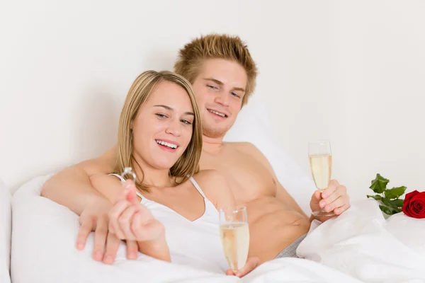 Nişan Yüzüğü Çift Şampanyayla Beraber Yatakta — Stok fotoğraf