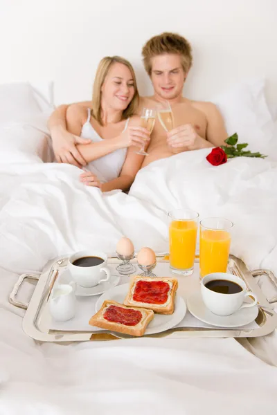 Lyx Hotell Smekmånad Frukost Par Vit Säng Tillsammans — Stockfoto