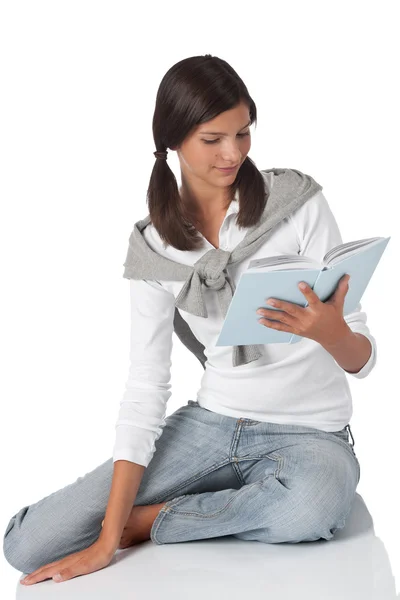 Nastolatek atrakcyjny czytanie książki — Zdjęcie stockowe