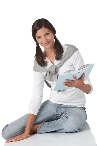 Atraente Adolescente Leitura Livro Sobre Fundo Branco — Fotografia de Stock