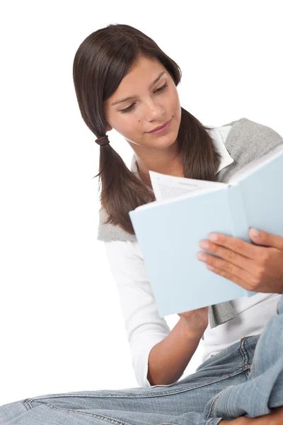 Adolescente sosteniendo libro azul — Foto de Stock