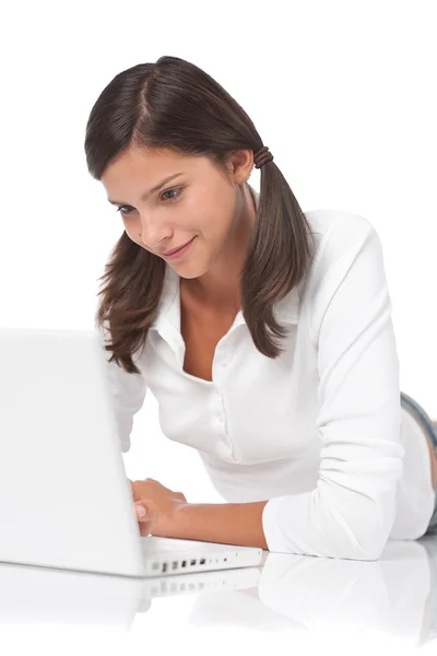 Tiener Liggen Met Laptop Witte Achtergrond — Stockfoto