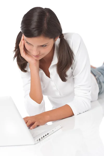 Nastolatek kłamliwy w dół rezygnować laptop — Zdjęcie stockowe