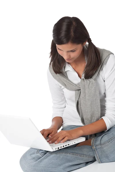 Adolescente Sentado Com Laptop Fundo Branco — Fotografia de Stock