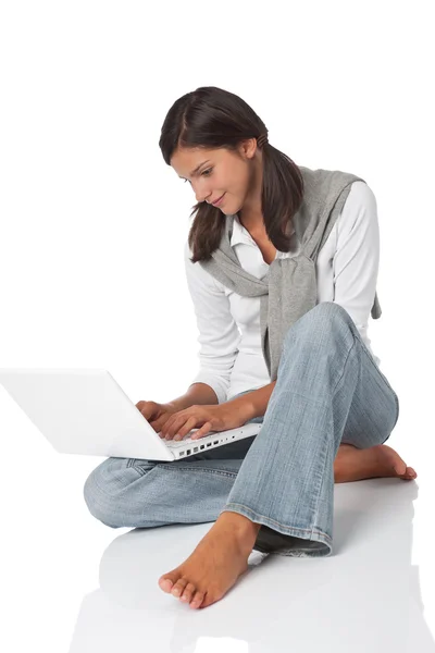 Bruin haar tiener met laptop — Stockfoto
