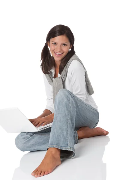 Adolescente Feliz Com Laptop Fundo Branco — Fotografia de Stock