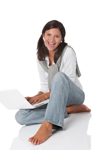 Adolescente Sorridente Sentado Com Laptop Fundo Branco — Fotografia de Stock