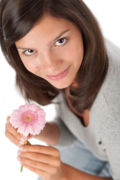 Tiener houden gerbera daisy — Stockfoto