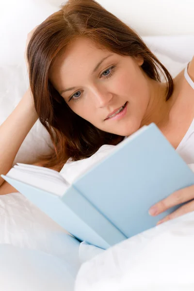 Κρεβατοκάμαρα Νεαρή Γυναίκα Διαβάσει Βιβλίο Στο Λευκό Κρεβάτι — Φωτογραφία Αρχείου