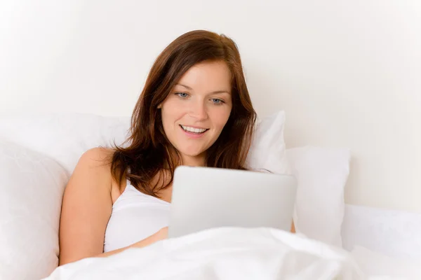 Aanraking scherm tablet PC - vrouw in bed — Stockfoto