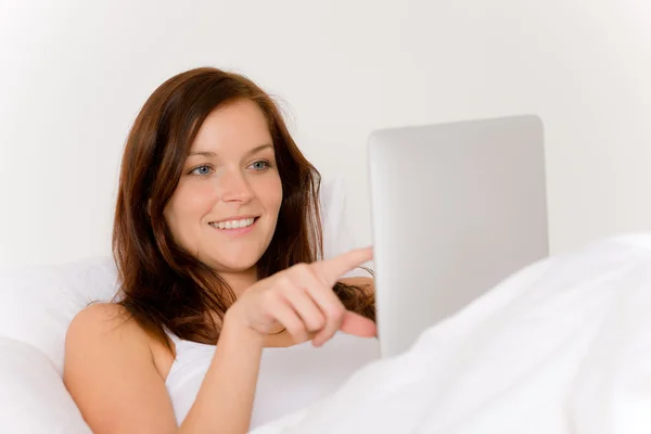 Dokunmatik Ekran Tablet Bilgisayar Beyaz Yatakta Kadın — Stok fotoğraf