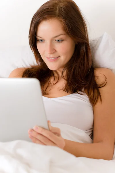 Υπολογιστή δισκίο οθόνη αφής - γυναίκα στο κρεβάτι — Φωτογραφία Αρχείου