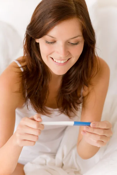Τεστ εγκυμοσύνης - ευτυχισμένη γυναίκα έκπληκτος — Φωτογραφία Αρχείου