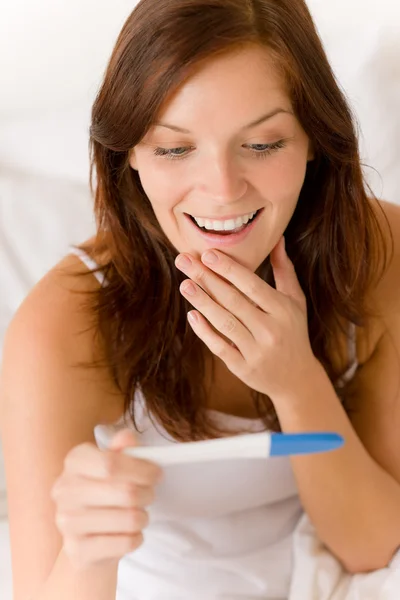 Gebelik Testi Mutlu Bir Sürpriz Kadın Olumlu Sonuç — Stok fotoğraf