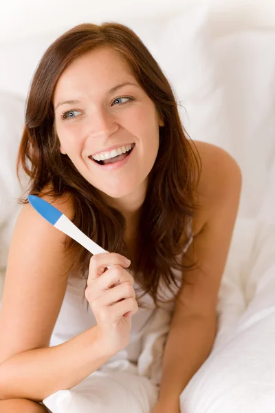 妊娠テスト 幸せな驚き女 肯定的な結果 — ストック写真