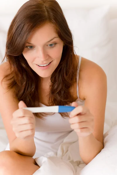 Teste Gravidez Mulher Surpresa Feliz Resultado Positivo — Fotografia de Stock