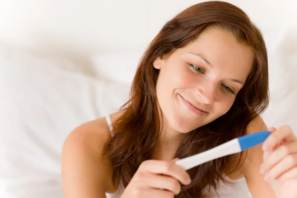 Тест на вагітність - щаслива здивована жінка — стокове фото