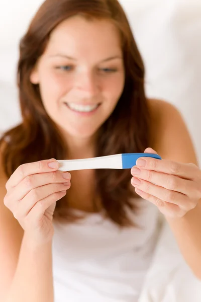 妊娠テスト 幸せな驚き女 肯定的な結果 — ストック写真