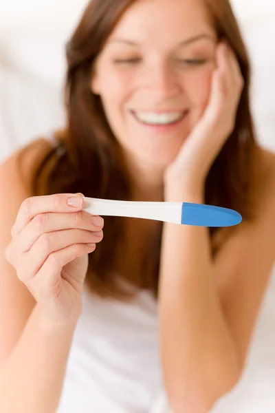 怀孕测试 快乐的惊讶的女人 积极的结果 — 图库照片