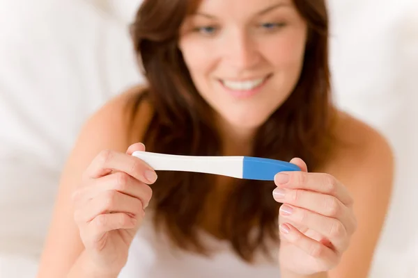 Teste Gravidez Mulher Surpresa Feliz Resultado Positivo — Fotografia de Stock