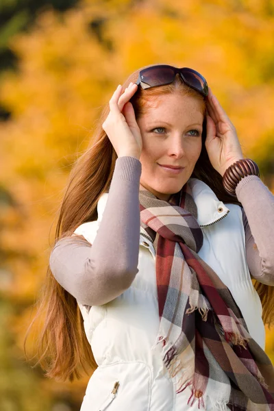 Parque Outono Jovem Atraente Longo Cabelo Vermelho Moda Mulher — Fotografia de Stock