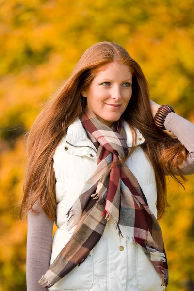 Parque de outono - moda de mulher de cabelo vermelho longo — Fotografia de Stock