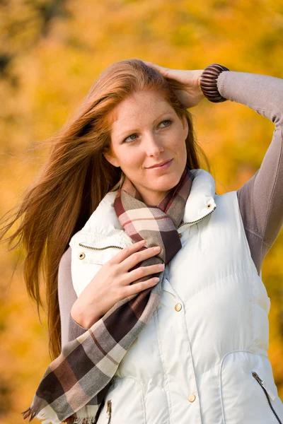 Parque de otoño - moda de mujer de pelo rojo largo —  Fotos de Stock