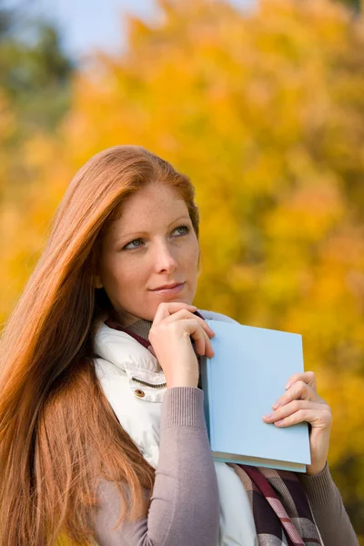 Parque de outono - mulher de cabelo vermelho com livro — Fotografia de Stock