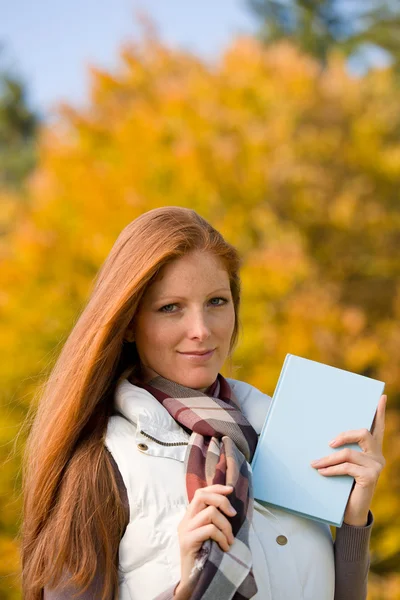 Parque Outono Jovem Mulher Cabelo Vermelho Com Livro Relaxar — Fotografia de Stock