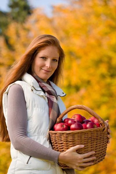 Höstens land - kvinna med rotting korg — Stockfoto