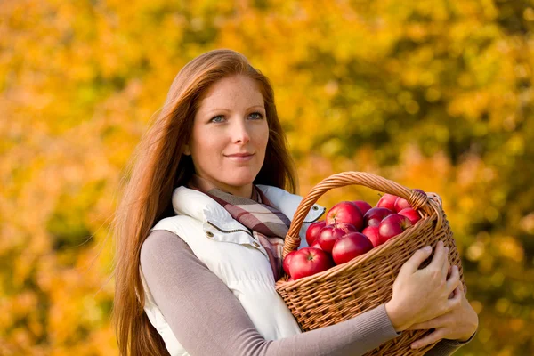 Podzimní Země Žena Proutěný Koš Sklizeň Jablko — Stock fotografie