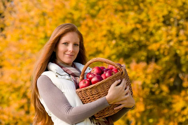 Herfst land - vrouw met rieten mand — Stockfoto