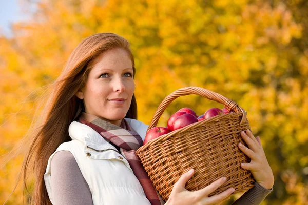 Höstens Land Kvinna Med Rotting Korg Skörd Äpple — Stockfoto