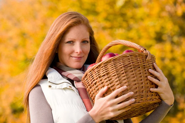 秋の国 リンゴ収穫枝編み細工品バスケットを持つ女性 — ストック写真
