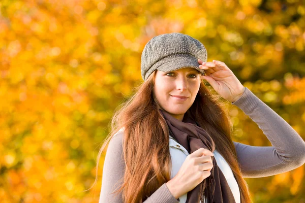 Herbst Park Junge Attraktive Lange Rote Haare Damenmode — Stockfoto