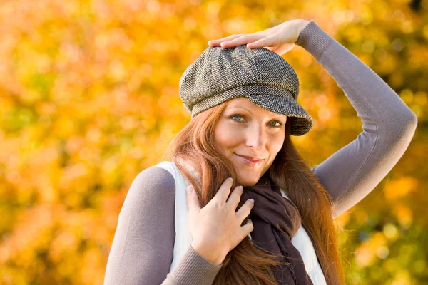 秋の公園 若い魅力的な長い赤髪の女性のファッション — ストック写真