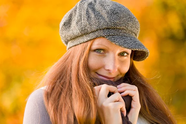 Parc d'automne - longue mode femme aux cheveux roux — Photo