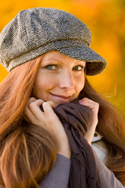 Sonbahar Park Genç Çekici Uzun Kızıl Saçlı Kadın Moda — Stok fotoğraf