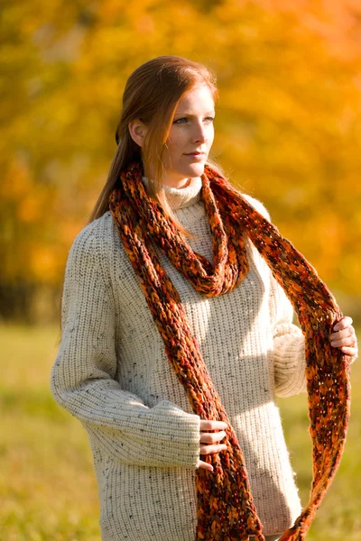 Podzimní západ slunce země - zrzavé vlasy žena — Stock fotografie